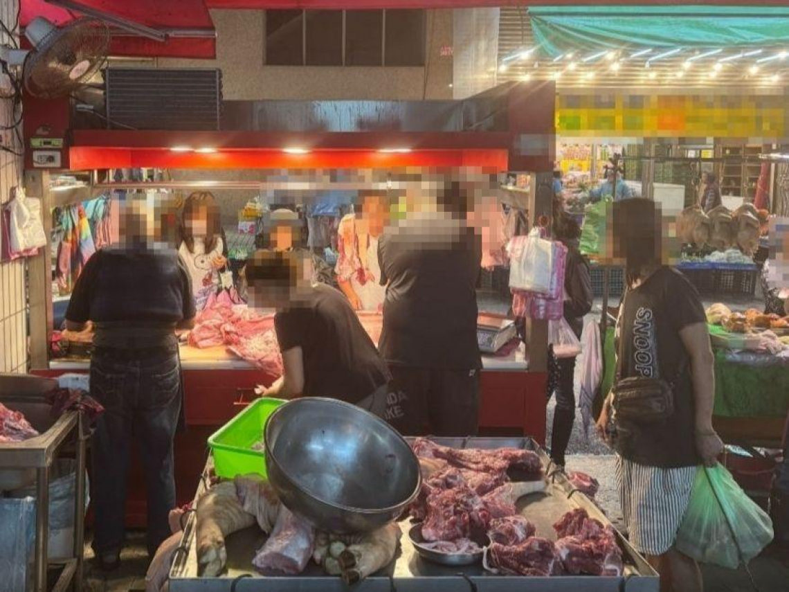 豬肉開搶？傳統攤商還在切就被搶光：客人都沒在問價錢…全台禁宰冷凍肉庫存吃多久？合格豬肉標章怎辨別